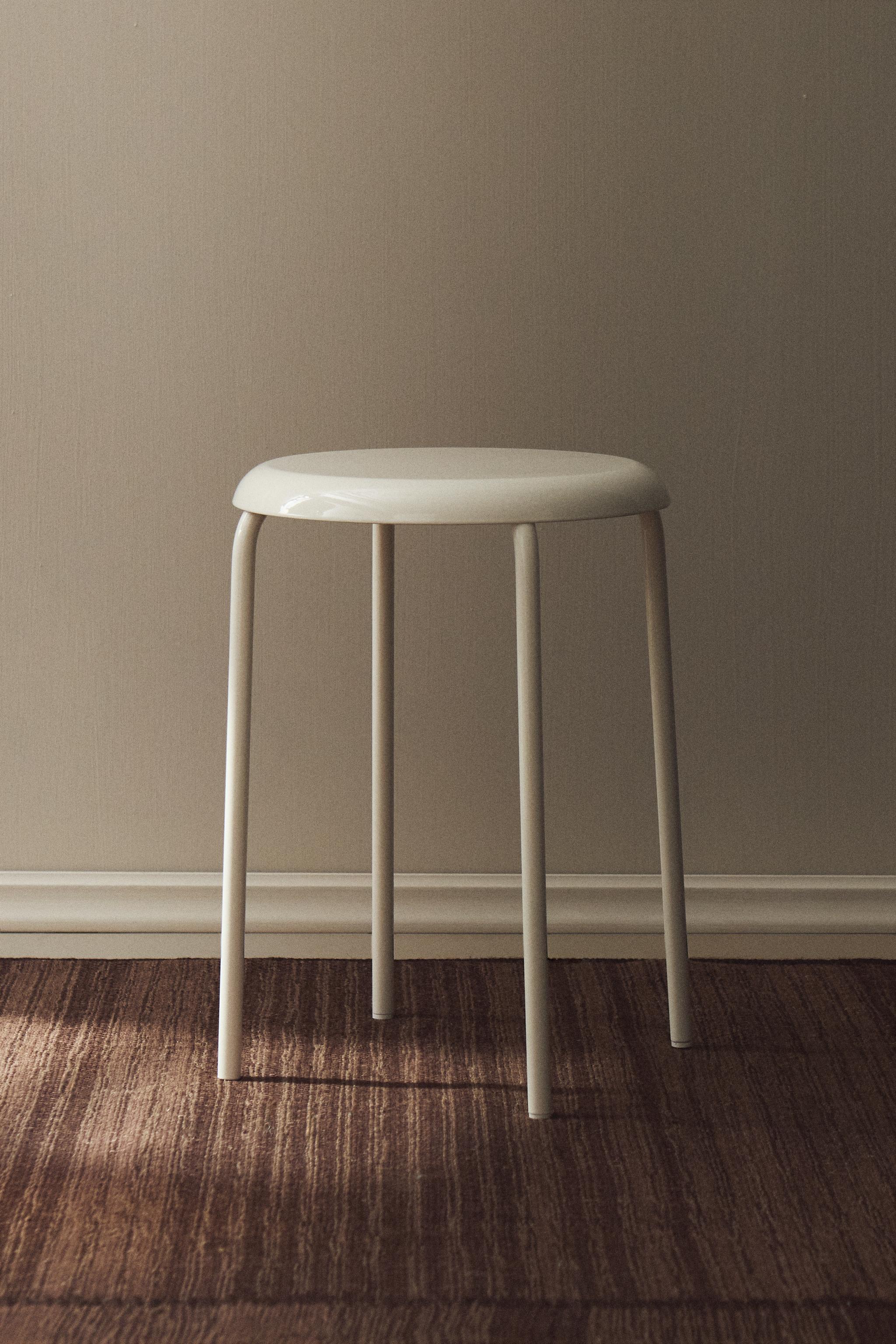 LACQUERED METAL STOOL